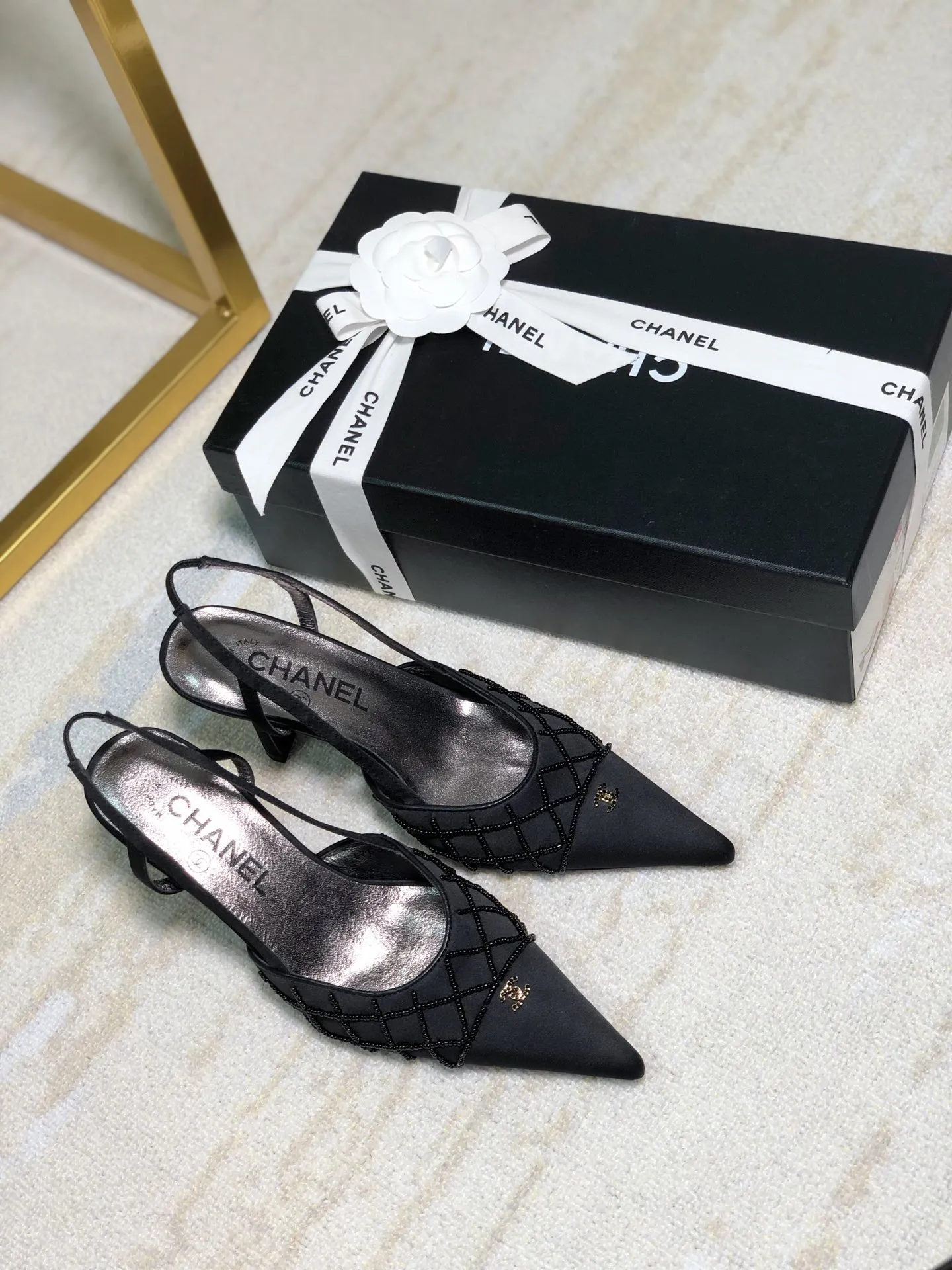 💕💕Factory direct selling price p480💕💕 Chanel Xiaoxiang Vintave second-hand style diamond-embellished pointed toe back lace-up high-heeled shoes〰 Size: 34-40 (34,40 can be customized, non-returnable) Xiaoxiang pearl shoes, a must-have classic mid-heeled sandal for the goddess~~ Three colors available: black and white apricot The upper is all silk➕The upper is decorated with hand-made beads, sheepskin lining for the feet, dyed genuine leather outsole ★Heel height: 6.5CM Size: 34-40
